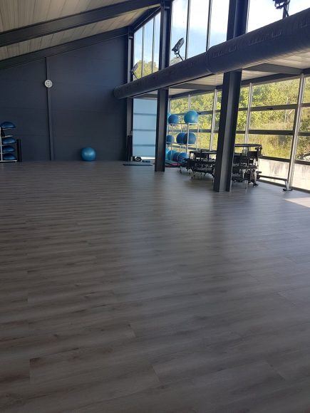 Foto de la rehabilitación del gimnasio Aqura hecha por Comparquets