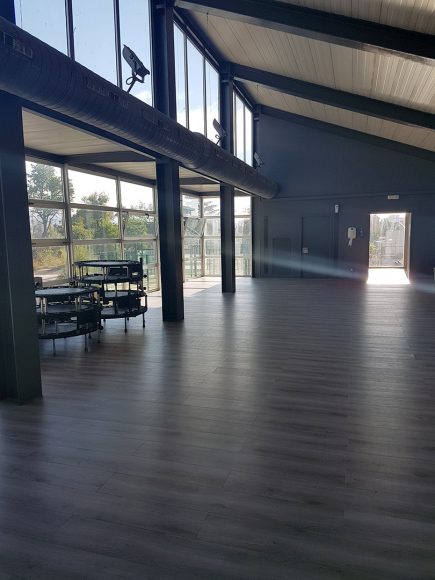 Foto de la rehabilitación del gimnasio Aqura hecha por Comparquets