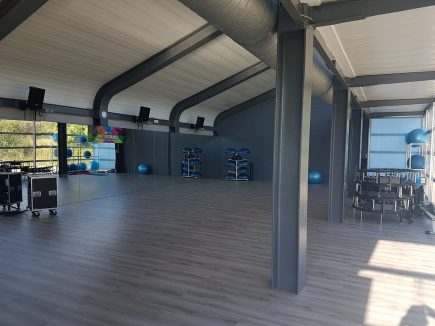 Foto de la rehabilitación del gimnasio Aqura hecha por Comparquets