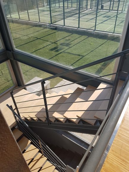 Foto de la rehabilitación del gimnasio Aqura hecha por Comparquets