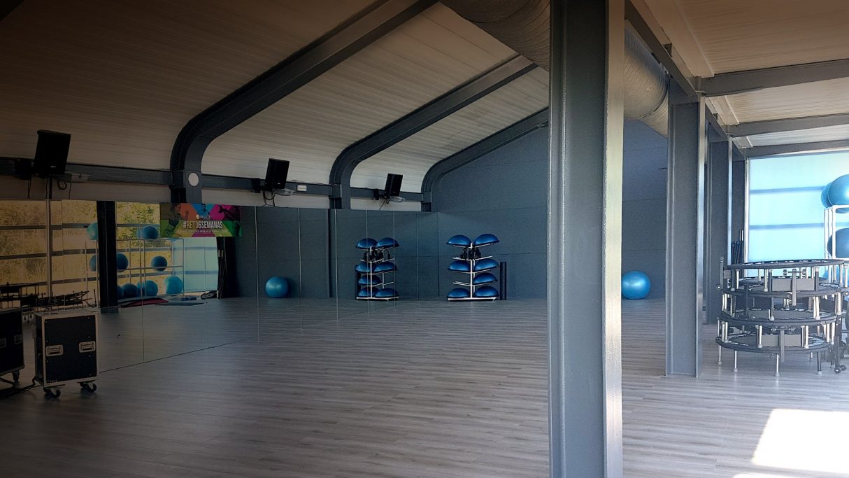 Foto de la rehabilitación del gimnasio Aqura hecha por Comparquets
