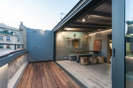 Foto de la instalación de un parquet hecha en un ático por Comparquets en colaboración con woodmasters