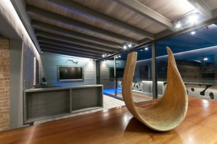 Foto de la instalación de un parquet hecha en un ático por Comparquets en colaboración con woodmasters