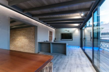 Foto de la instalación de un parquet hecha en un ático por Comparquets en colaboración con woodmasters