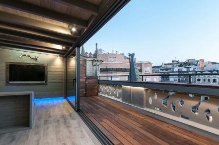 Foto de la instalación de un parquet hecha en un ático por Comparquets en colaboración con woodmasters