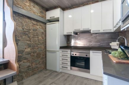 Foto de la instalación de un parquet hecha en un ático por Comparquets en colaboración con woodmasters