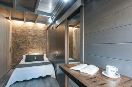 Foto de la instalación de un parquet hecha en un ático por Comparquets en colaboración con woodmasters