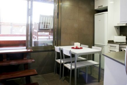 Foto de la instalación de un parquet hecha en un ático por Comparquets en colaboración con woodmasters