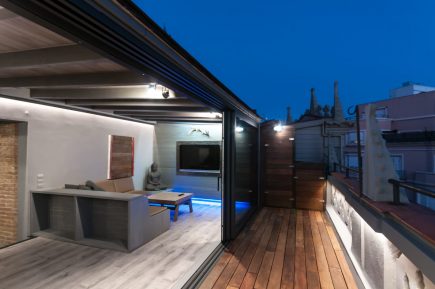 Foto de la instalación de un parquet hecha en un ático por Comparquets en colaboración con woodmasters