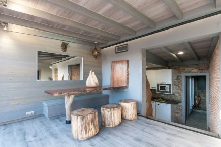 Foto de la instalación de un parquet hecha en un ático por Comparquets en colaboración con woodmasters