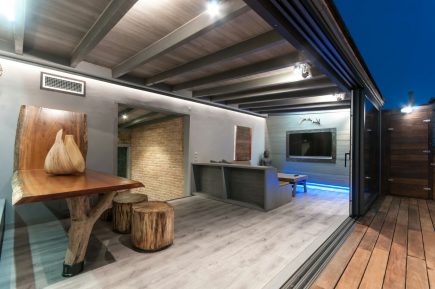 Foto de la instalación de un parquet hecha en un ático por Comparquets en colaboración con woodmasters