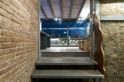 Foto de la instalación de un parquet hecha en un ático por Comparquets en colaboración con woodmasters