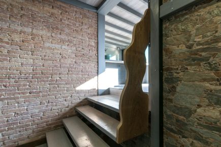 Foto de la instalación de un parquet hecha en un ático por Comparquets en colaboración con woodmasters