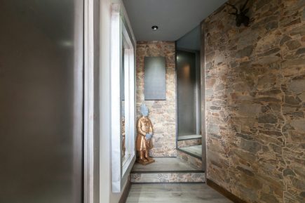 Foto de la instalación de un parquet hecha en un ático por Comparquets en colaboración con woodmasters