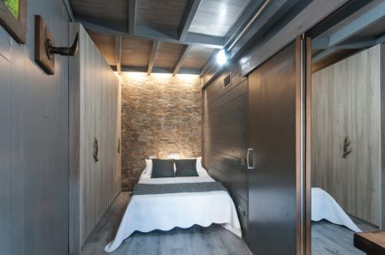 Foto de la instalación de un parquet hecha en un ático por Comparquets en colaboración con woodmasters