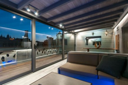 Foto de la instalación de un parquet hecha en un ático por Comparquets en colaboración con woodmasters