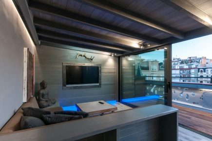 Foto de la instalación de un parquet hecha en un ático por Comparquets en colaboración con woodmasters