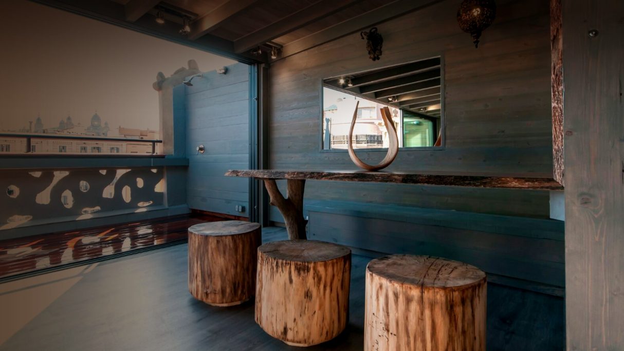 Foto de la instalación de un parquet hecha en un ático por Comparquets en colaboración con woodmasters