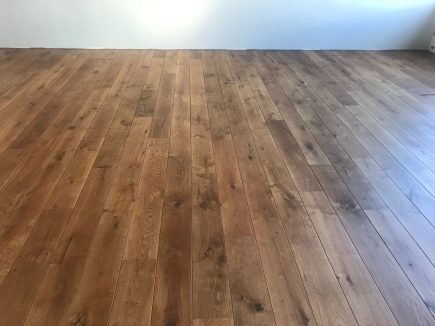 Foto de la instalación de un parquet hecha en un despacho de alto estánding por Comparquets