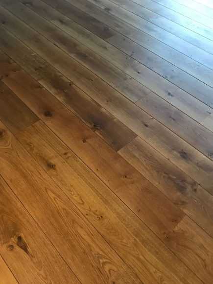 Foto de la instalación de un parquet hecha en un despacho de alto estánding por Comparquets