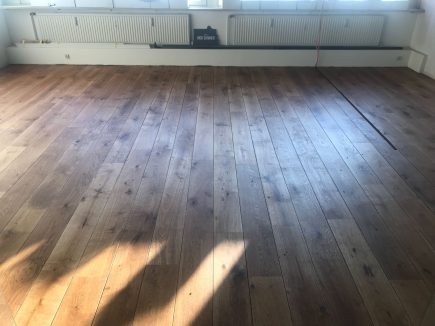 Foto de la instalación de un parquet hecha en un despacho de alto estánding por Comparquets