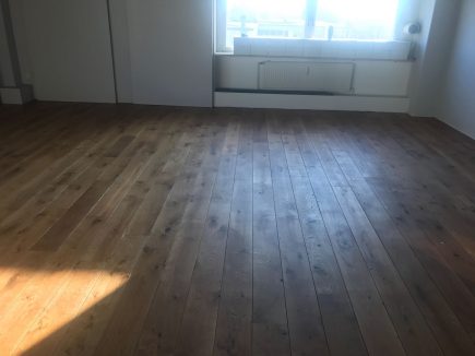 Foto de la instalación de un parquet hecha en un despacho de alto estánding por Comparquets