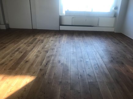 Foto de la instalación de un parquet hecha en un despacho de alto estánding por Comparquets