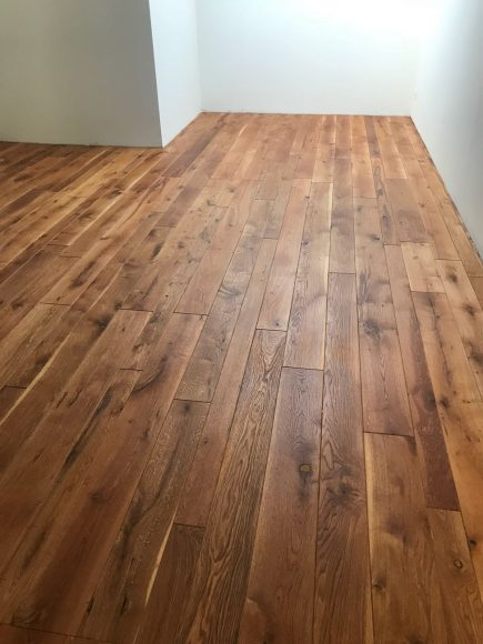 Foto de la instalación de un parquet hecha en un despacho de alto estánding por Comparquets