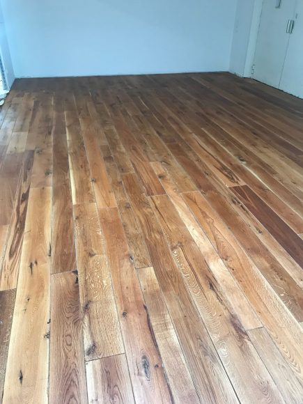 Foto de la instalación de un parquet hecha en un despacho de alto estánding por Comparquets