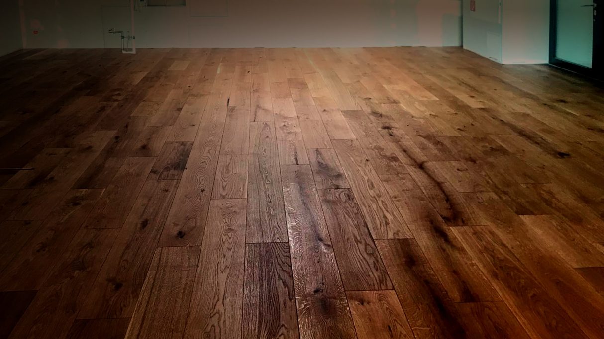 Foto de la instalación de un parquet hecha en un despacho de alto estánding por Comparquets