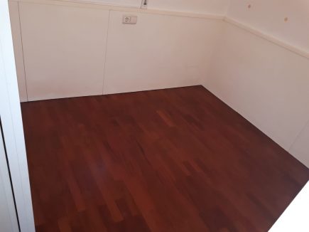 Foto de la imnstalación de un parquet hecha por Comparquets