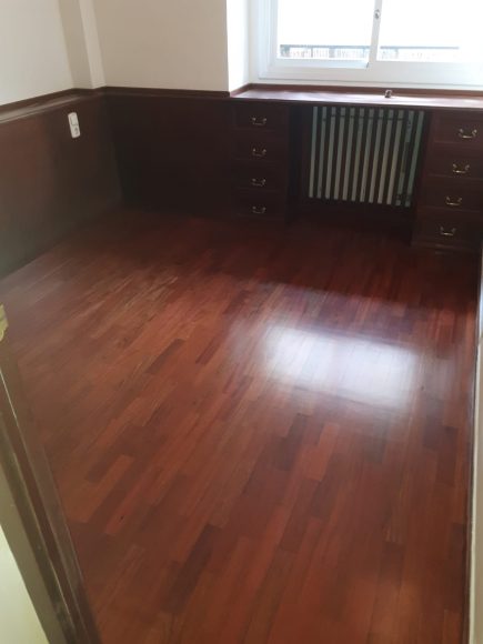 Foto de la imnstalación de un parquet hecha por Comparquets