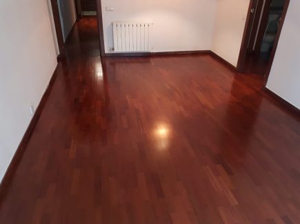 Foto de la imnstalación de un parquet hecha por Comparquets