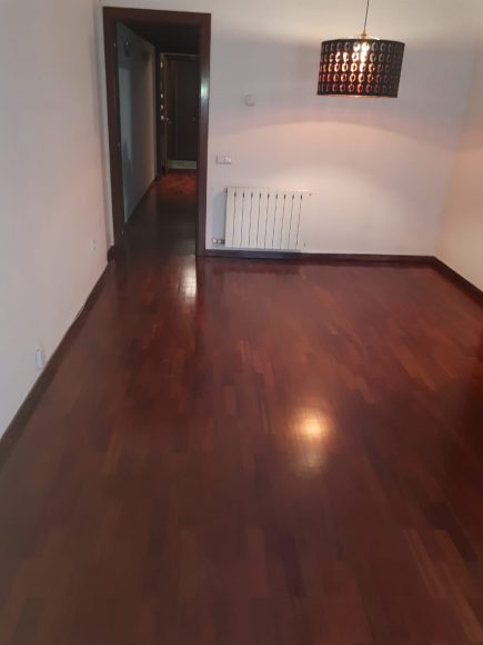 Foto de la imnstalación de un parquet hecha por Comparquets
