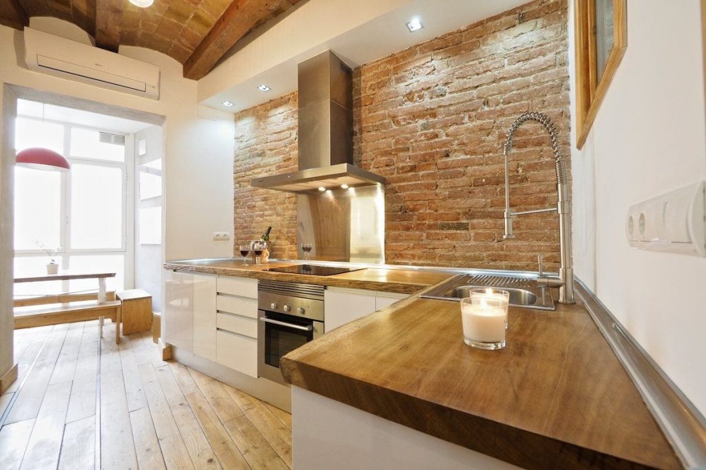 Foto de la instalación de un parquet hecha en un piso por Comparquets con colaboración con Woodmasters