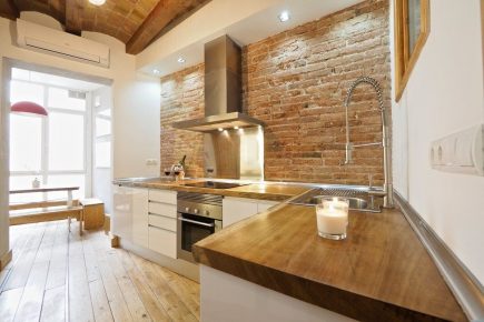 Foto de la instalación de un parquet hecha en un piso por Comparquets con colaboración con Woodmasters