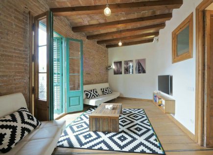 Foto de la instalación de un parquet hecha en un piso por Comparquets con colaboración con Woodmasters