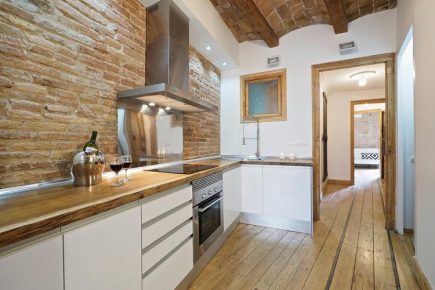 Foto de la instalación de un parquet hecha en un piso por Comparquets con colaboración con Woodmasters