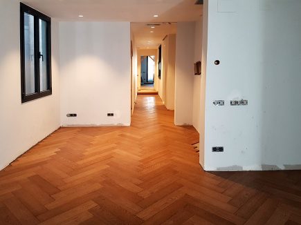 Foto de la instalación de un parquet hecha en un piso por Comparquets en colaboración con Genseen