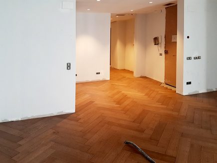 Foto de la instalación de un parquet hecha en un piso por Comparquets en colaboración con Genseen