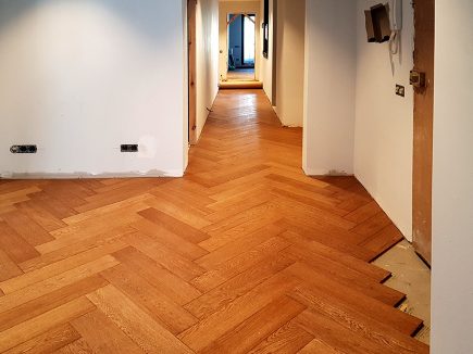 Foto de la instalación de un parquet hecha en un piso por Comparquets en colaboración con Genseen