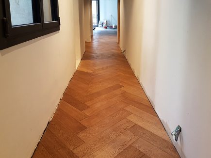 Foto de la instalación de un parquet hecha en un piso por Comparquets en colaboración con Genseen