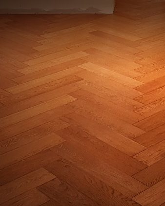 Foto de la instalación de un parquet hecha en un piso por Comparquets en colaboración con Genseen