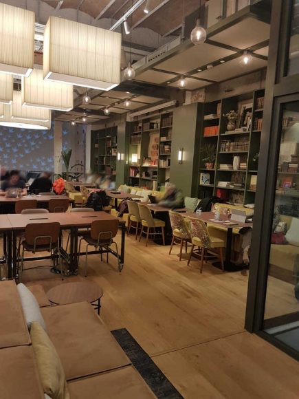 Foto de la instalación de un parquet hecha en One Co Work, coworking en Barcelona