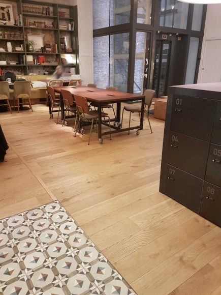 Foto de la instalación de un parquet hecha en One Co Work, coworking en Barcelona