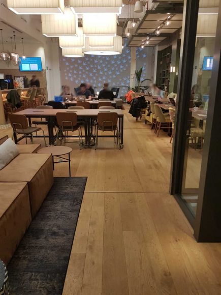 Foto de la instalación de un parquet hecha en One Co Work, coworking en Barcelona