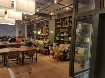 Foto de la instalación de un parquet hecha en One Co Work, coworking en Barcelona