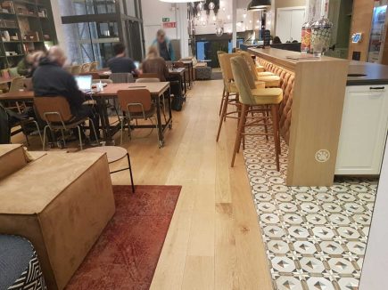 Foto de la instalación de un parquet hecha en One Co Work, coworking en Barcelona