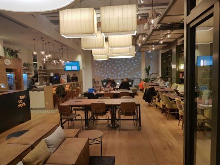 Foto de la instalación de un parquet hecha en One Co Work, coworking en Barcelona