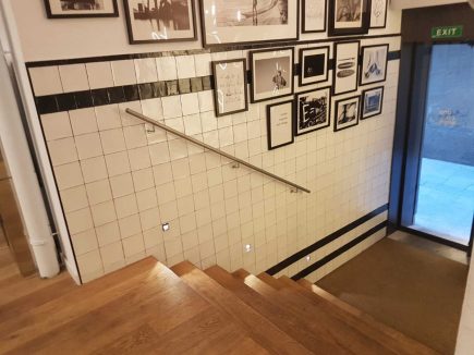 Foto de la instalación de un parquet hecha en One Co Work, coworking en Barcelona